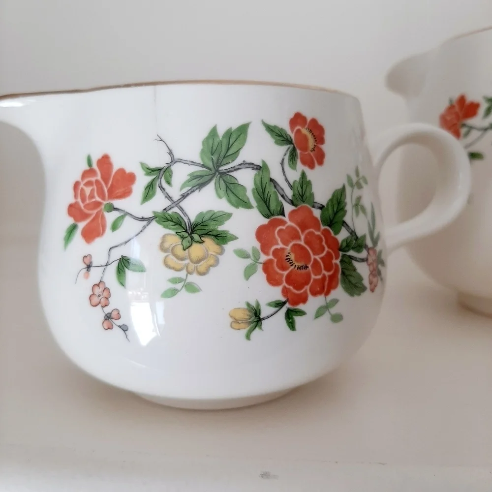 VTG TEAPOT AND CREAMER SET